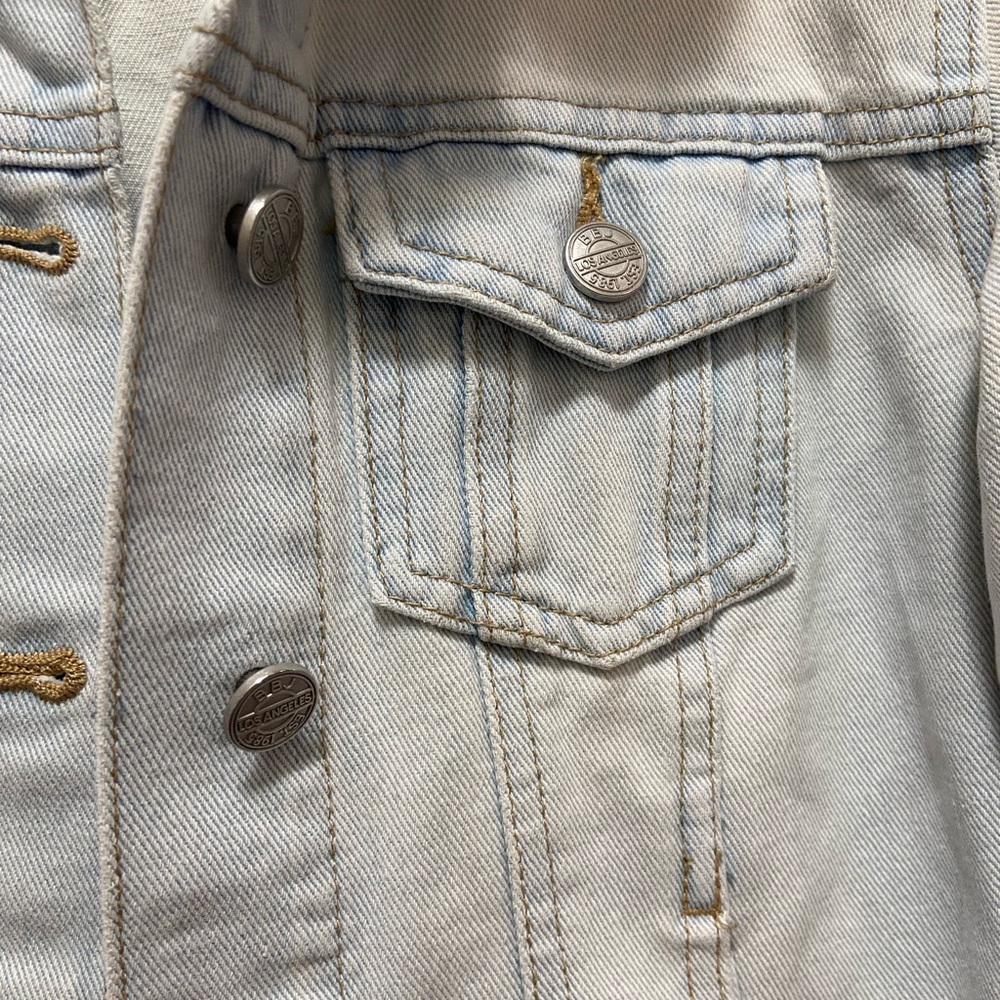 BBJ Los Angeles Jean Jacket Light Wash Distressed Pockets Long Sleeve Sz S - Picture 3 of 6